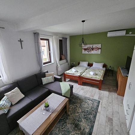 Studio Apartman Dora Илок Экстерьер фото