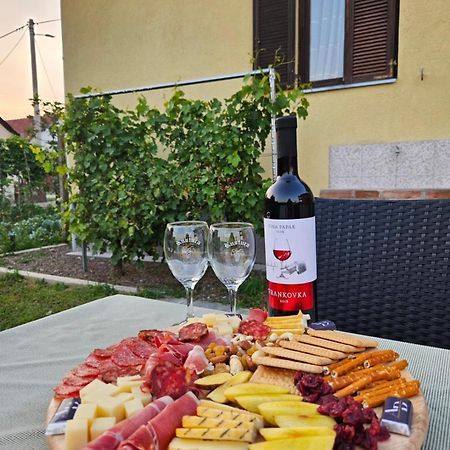 Studio Apartman Dora Илок Экстерьер фото