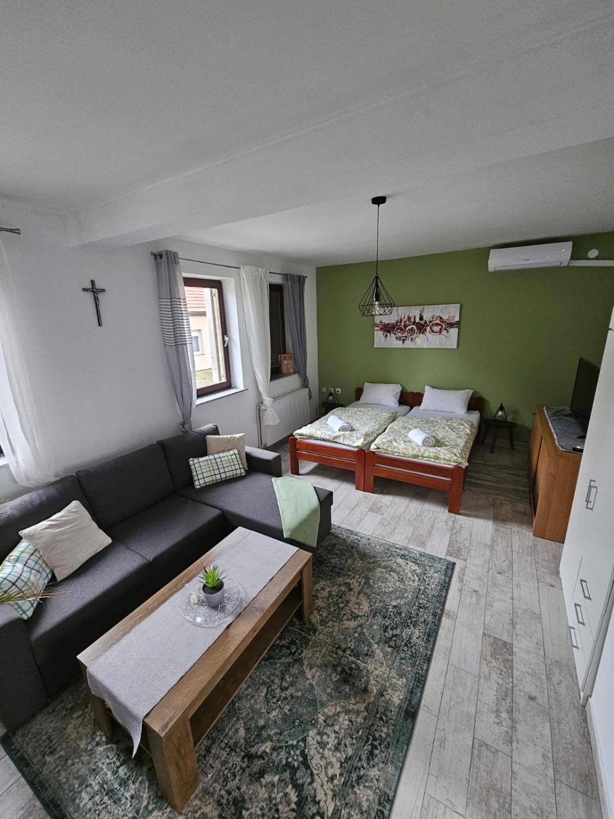 Studio Apartman Dora Илок Экстерьер фото