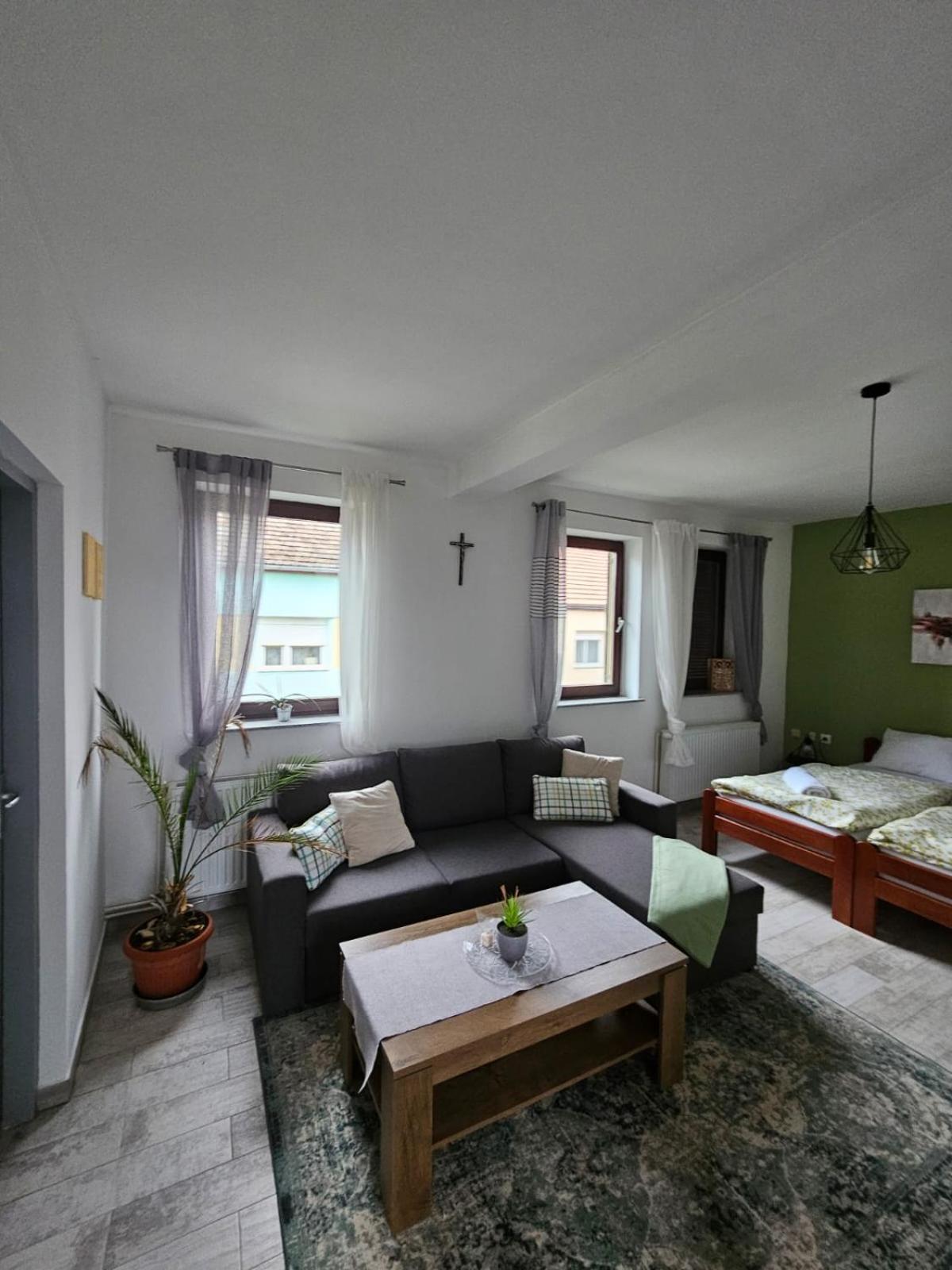 Studio Apartman Dora Илок Экстерьер фото