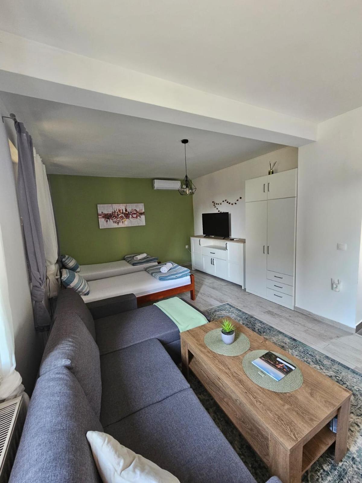 Studio Apartman Dora Илок Экстерьер фото